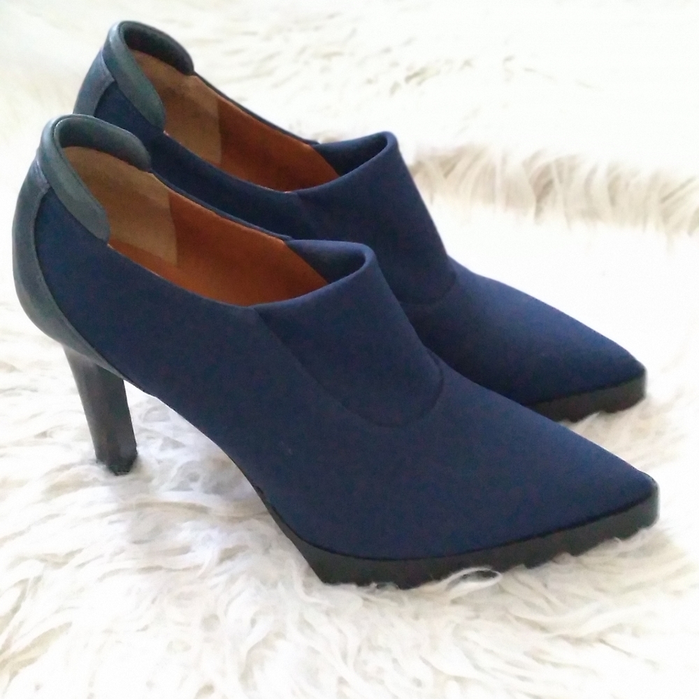 Femme Right Bank Shoe Co. Navy blue heels